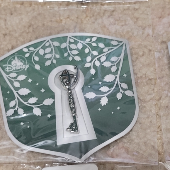 Disney Store Key Pin Lot of 7 NWT Sorcerer Mickey, Opening Key, Pluto - Picture 3 of 4